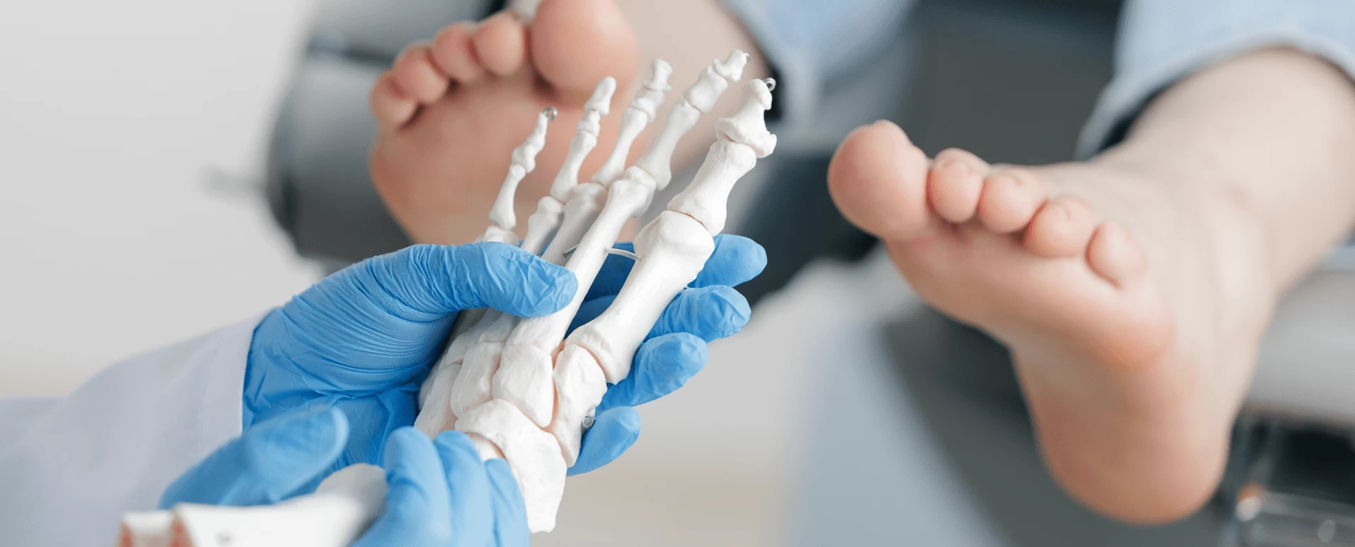 Médico examinando o pé da sua paciente