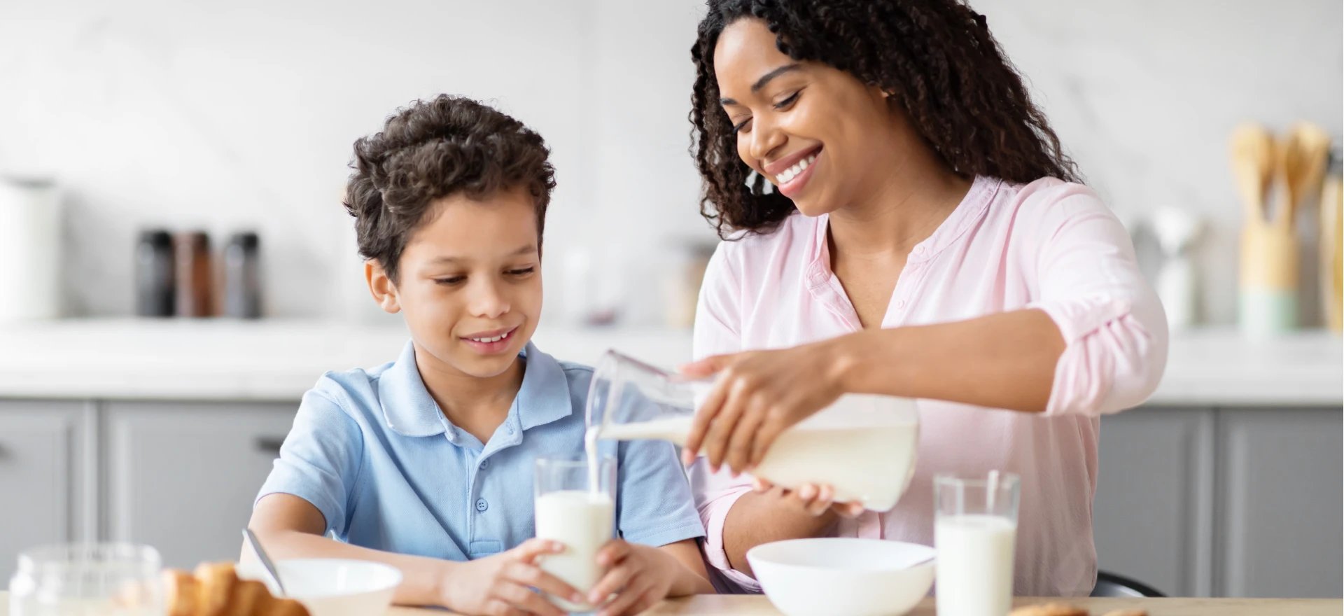Leite: diferenças entre tipos, benefícios, digestão e formas de consumo no dia a dia