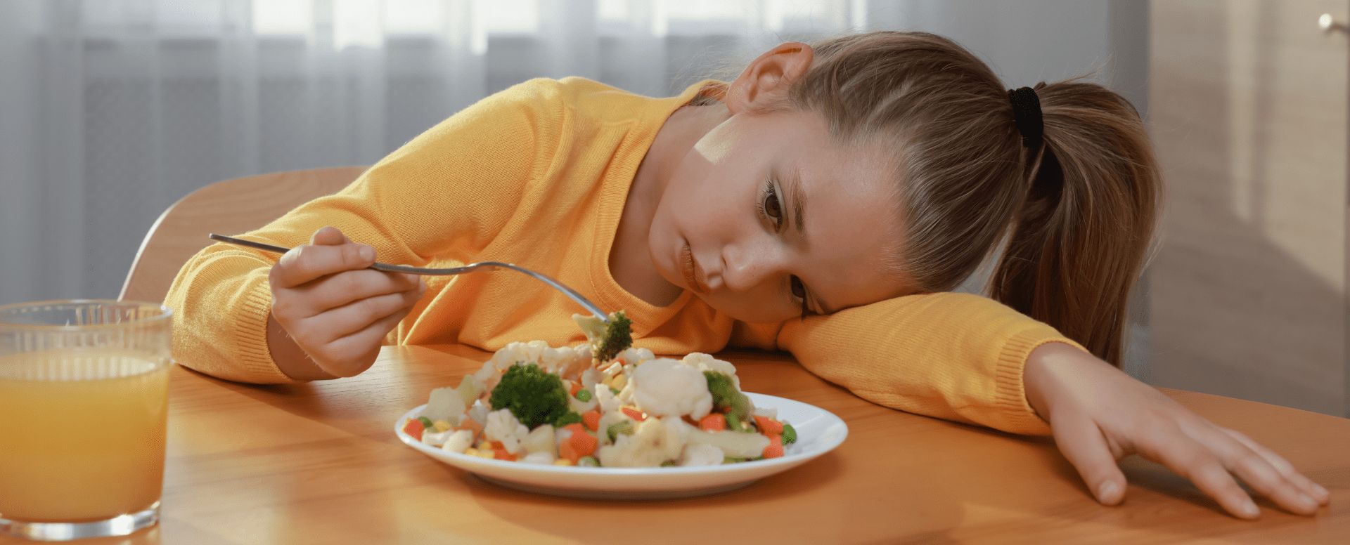 Criança com dificuldade de comer vegetais