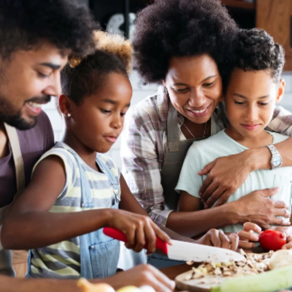 Criança na cozinha: conheça os benefícios dessa prática!