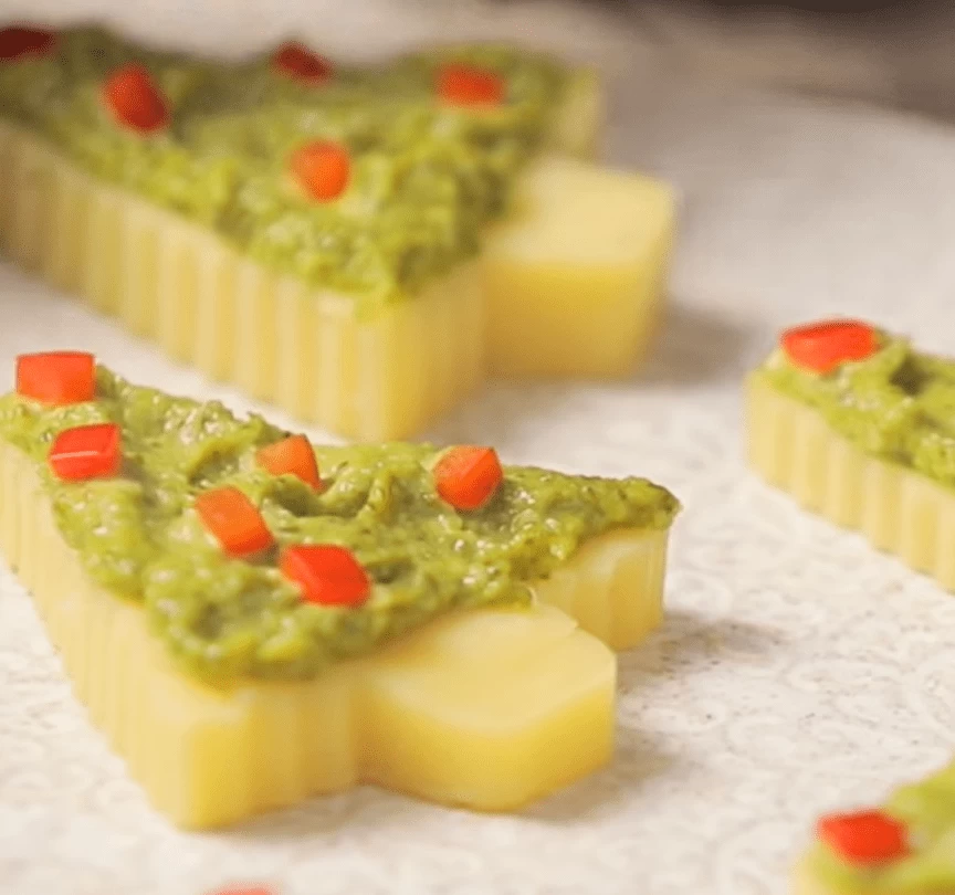 Árvore de queijo com molho pesto e pimentão