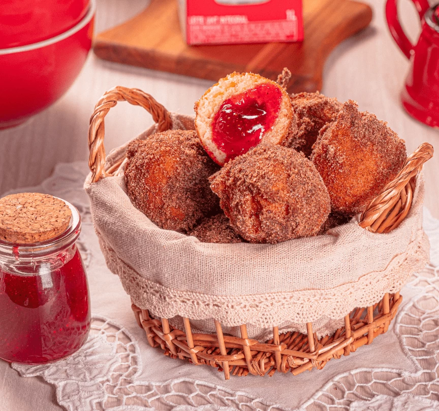 Bolinho de chuva com geleia de morango