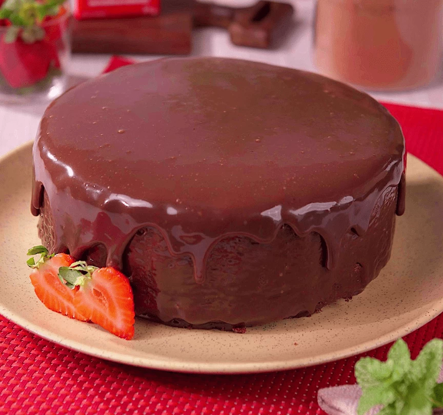 Bolo de chocolate com cobertura de brigadeiro