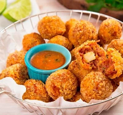 Bolinho de carne seca com queijo coalho