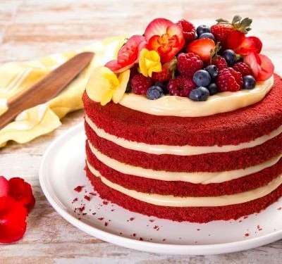 Bolo veludo recheado de brigadeiro branco