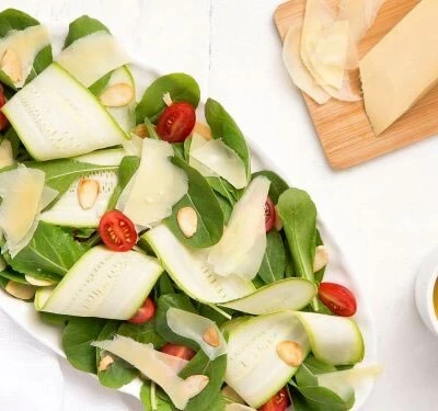 Salada de folhas verdes com queijo e amêndoas