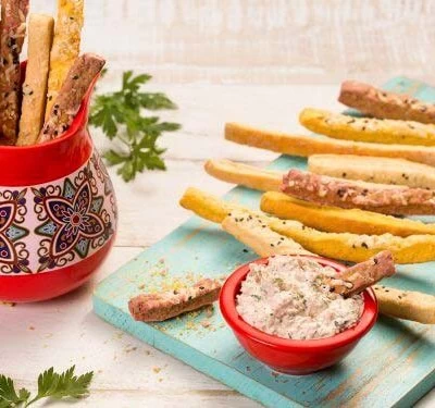 Grissini colorido com patê de atum
