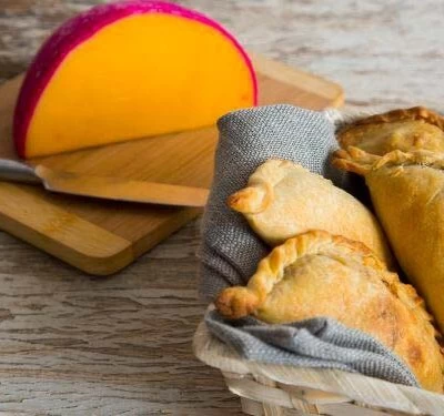 Empanadas de Queijo Reino com cebolas caramelizadas