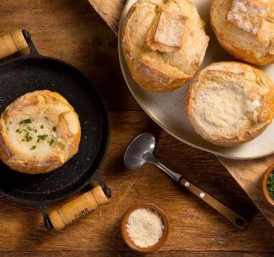 Sopa de queijo no pão italiano