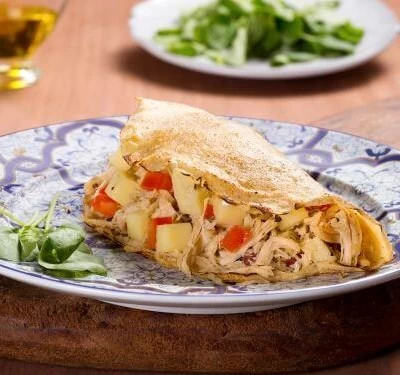 Panqueca integral recheada com queijo e frango