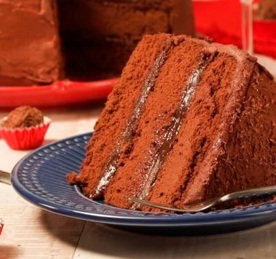 Bolo em camadas de brigadeiro