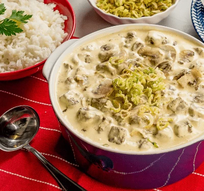 Estrogonofe de queijo do reino com crispy de alho-poró