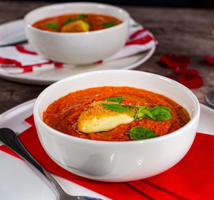 Creme de tomates com queijo empanado