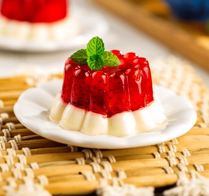 Gelatina de fruta com creme branco