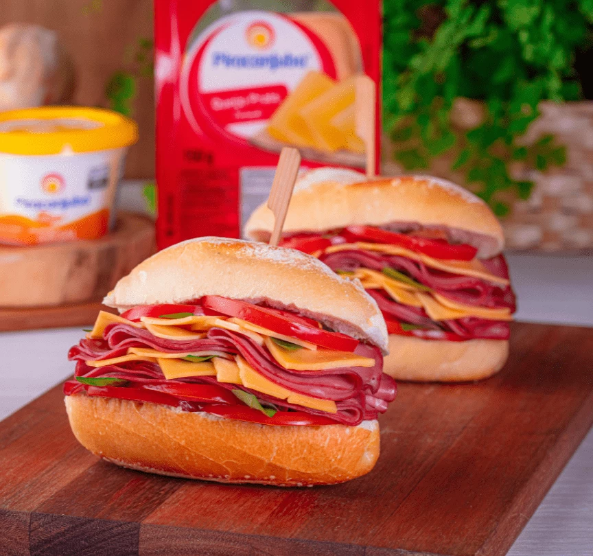 Lanche de queijo com mortadela