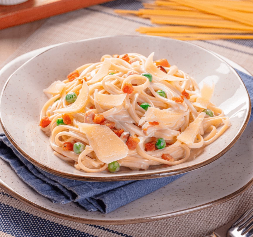 Massa com molho de creme de leite, parmesão e bacon