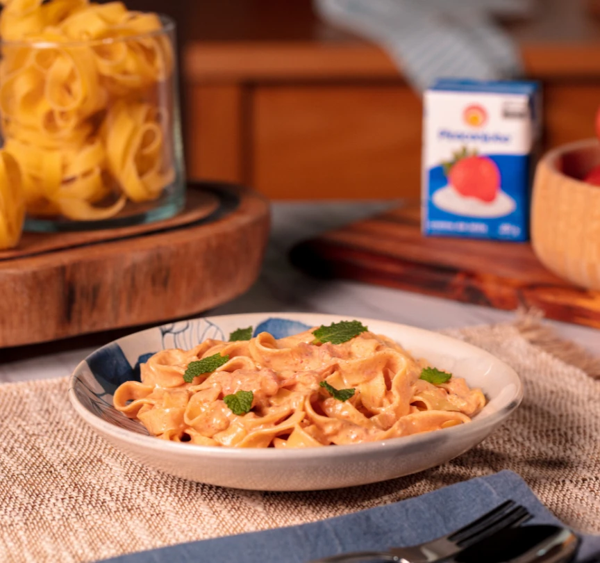 Macarrão com molho cremoso de tomate frescos e hortelã