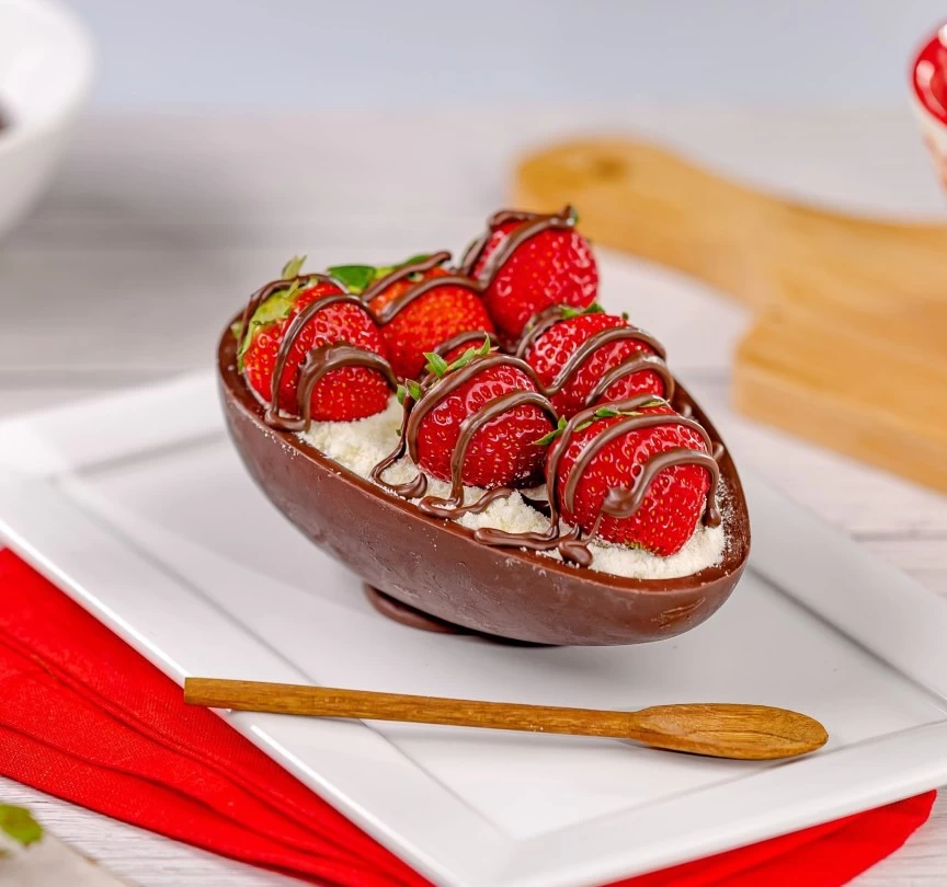 Ovo de Páscoa Recheado com Brigadeiro de Leite em Pó