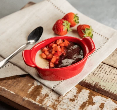 Pudim Levinho com Calda de Açaí