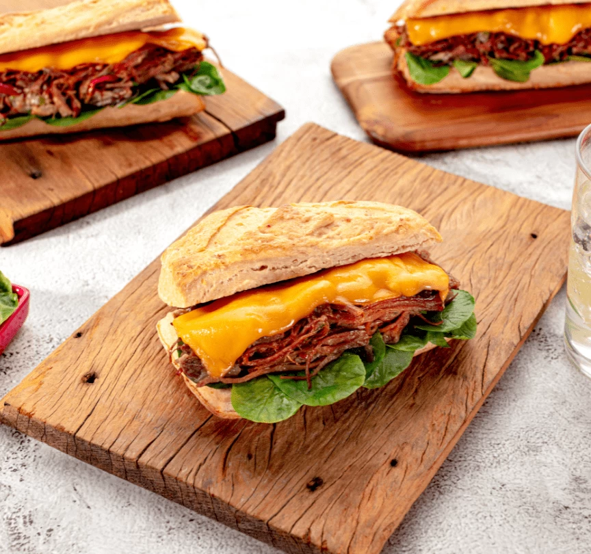 Sanduíche de costela com queijo prato