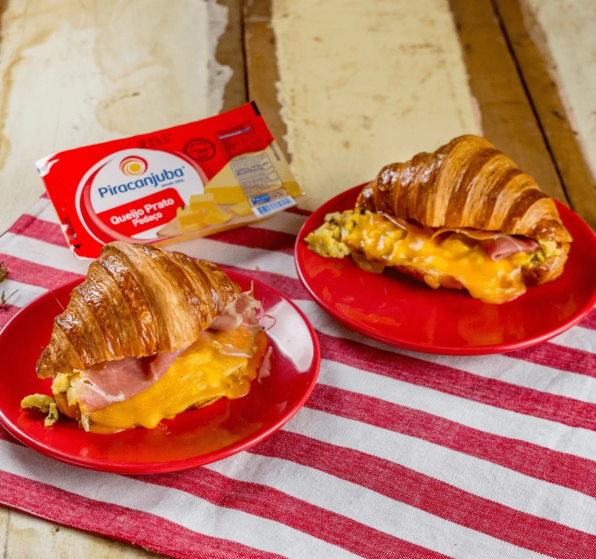 Sanduíche de queijo prato no croissant