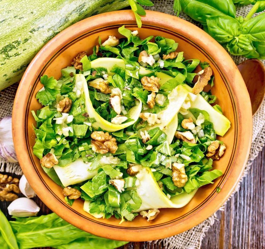 Salada de folhas verdes com queijo e amêndoas