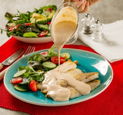 Tilápia com molho cremoso de páprica e salada